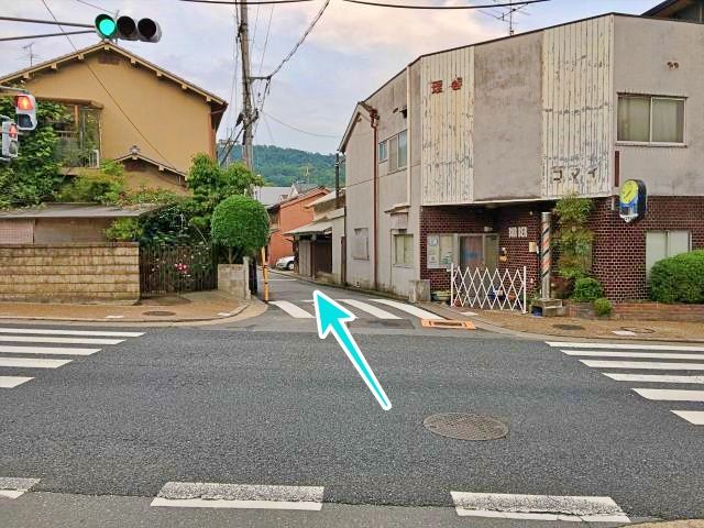 駐車場への道路入り口(西側から)