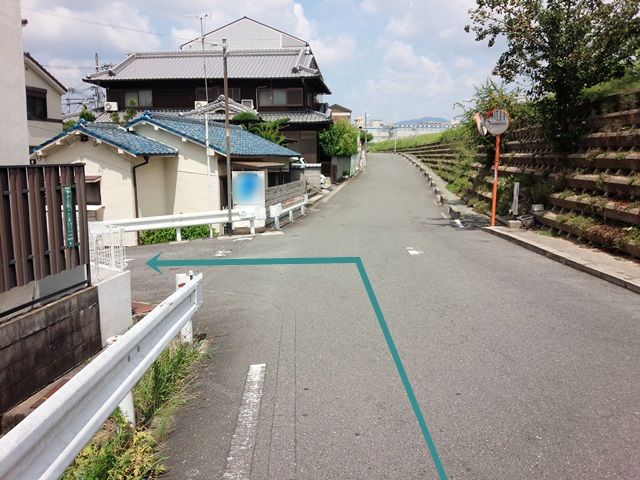 【道順1】府道16号線「高西交差点」から府道132号線「高槻津之江郵便局」方面へ「西」に進み、「芥川」の橋を渡って1つ目の角を「右折」して直進、1つ目の角を「左折」してください。