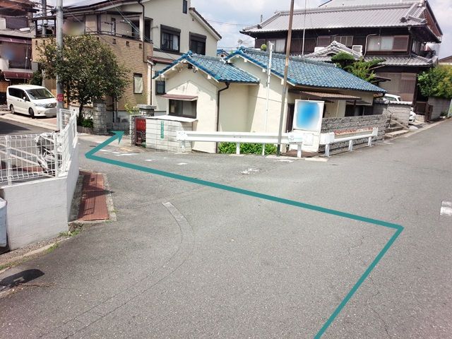 【道順2】こちらを左折してすぐ「右側」に駐車場出入口があります。