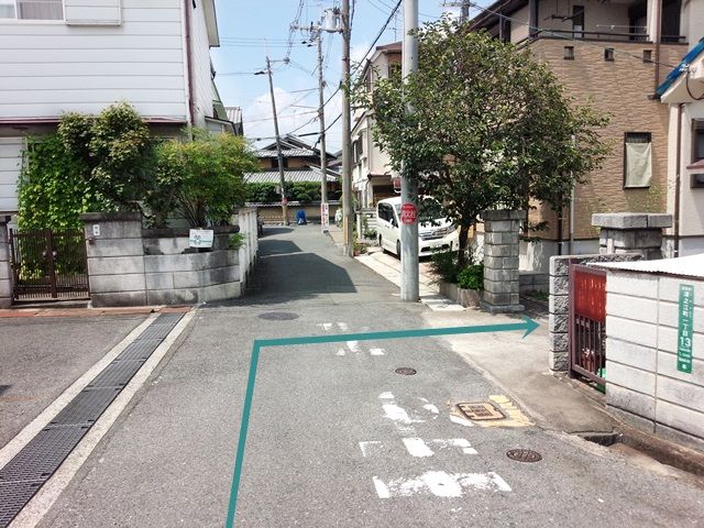 【道順3】こちらを右折していただき、ご予約時のスペースに駐車してください。