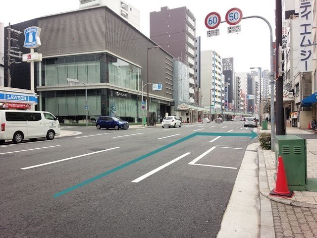 【道順2】2つ目の十字路を「右折」してください。