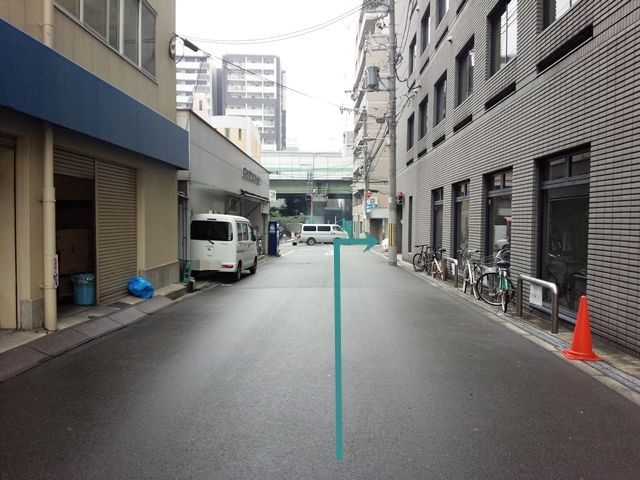 【道順3】突き当り「右折」してください。