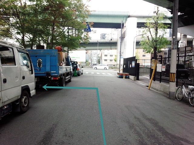 【道順5】左側にご利用駐車場があります。予約した駐車場名と看板名に間違いないか確認し、出入口より進入、予約したスペースに駐車してください。