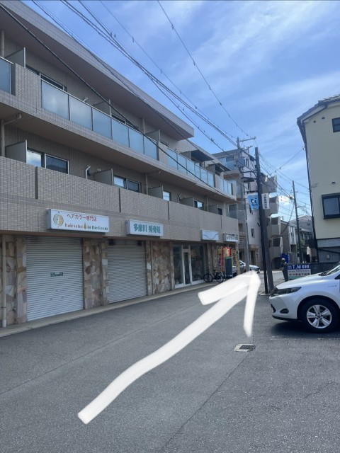 【バイク利用歓迎】玄関前駐車場 中野島6丁目17-39-1の駐車場写真