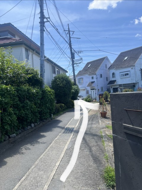 【バイク利用歓迎】玄関前駐車場 中野島6丁目17-39-1の駐車場写真