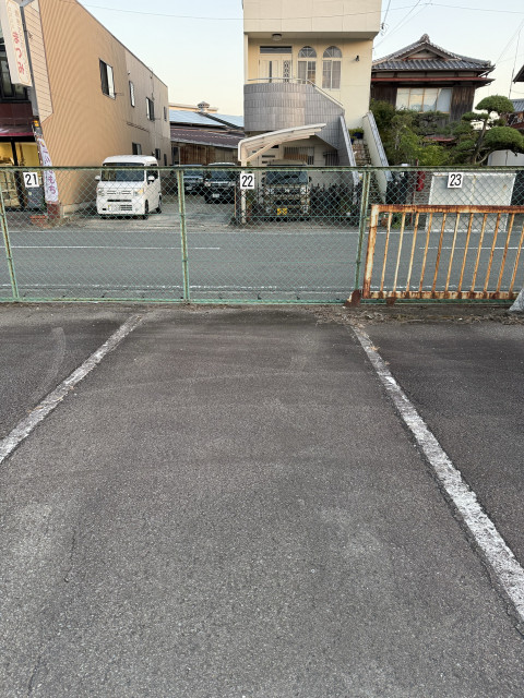 高雄2丁目32  やまもとモータープールの駐車場写真