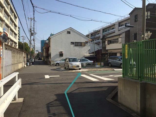 10.1つ目のT字路を「右折」するとすぐ「左側」に駐車場があります。