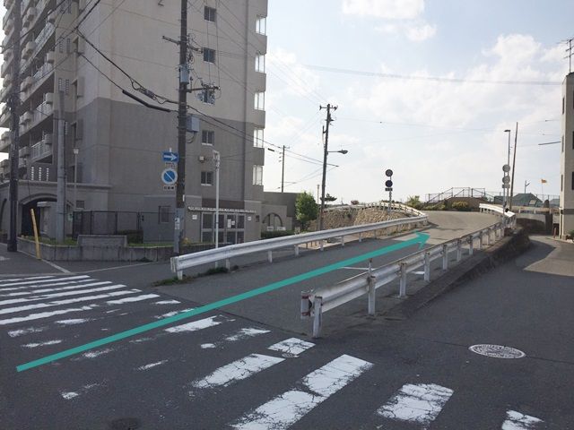 2.真ん中の道を直進してください。