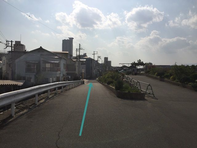 3.少し進むと「左側」の道へ下ってください。