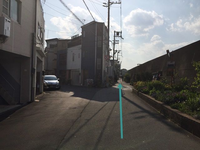 4.下って直ぐ「右側」の道へお進みください。