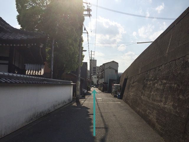 5.しばらく道なりにお進みください。