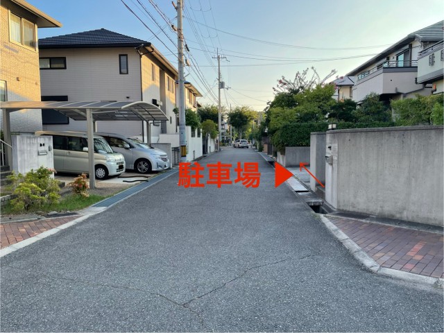 学園東町7丁目45-1駐車場（道路より向かって左)の駐車場写真