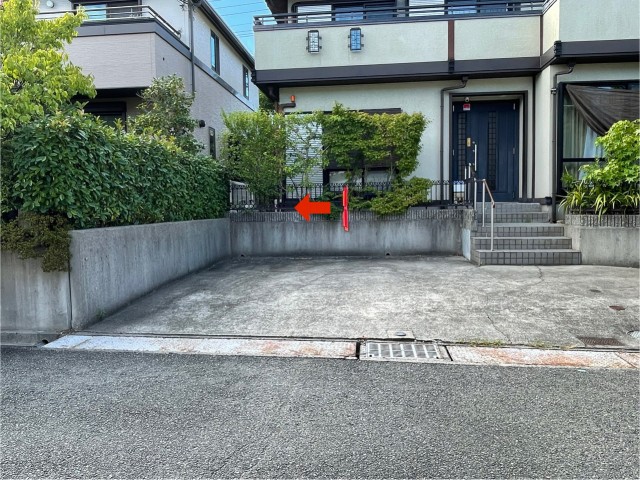 学園東町7丁目45-1駐車場（道路より向かって左)の駐車場写真