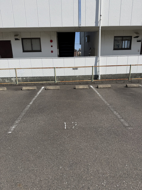 南鶉　メゾン大平駐車場12番の駐車場写真