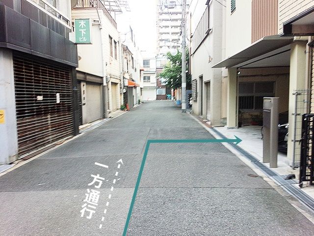 【道順3】直進していただくと「右側」に駐車場があります。ご予約時のスペースに駐車してください。