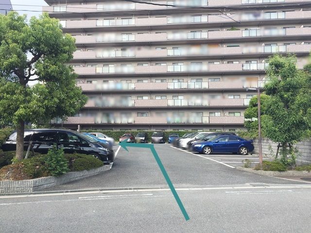 【道順1】※奥の駐車場への行き方※駐車場入口から直進し、突き当たりを「左折」してください。