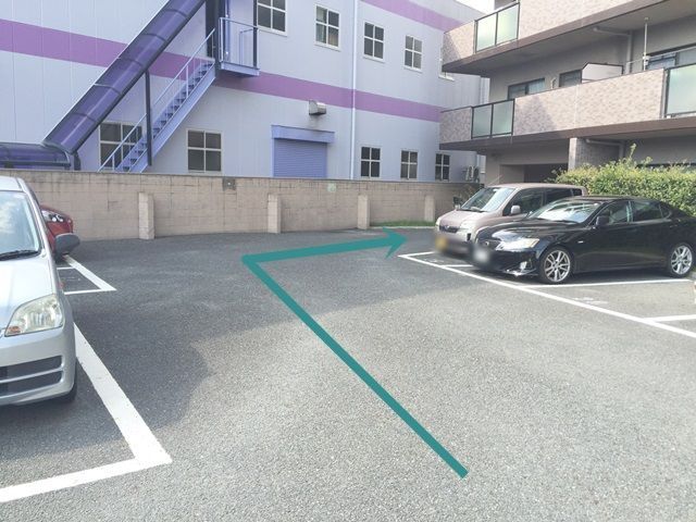 【道順2】左折後、次の突き当たりを「右折」してください。