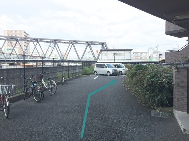 【道順4】マンション奥の駐車場になります。