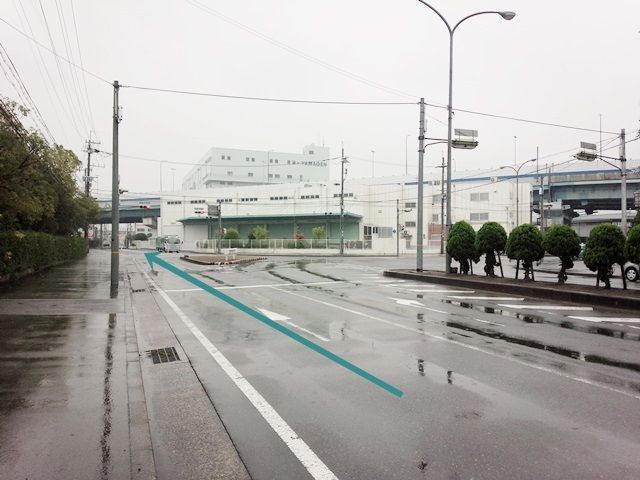 【道順2】1つ目の信号を過ぎて高架下まで直進していただくと、「左手」に駐車場出入口があります。