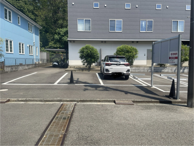 鶴川荘テラス①駐車場の駐車場写真