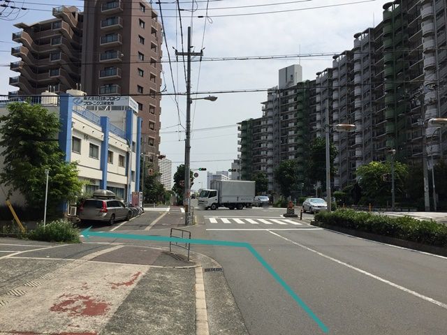 【道順2】1つ目の交差点1本手前の道を「左折」してください。