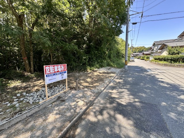 三重県津市河辺町3027-1の駐車場写真
