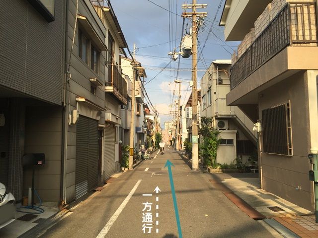 【道順2】一方通行の道になりますので、歩行者等にお気をつけてお進みください。