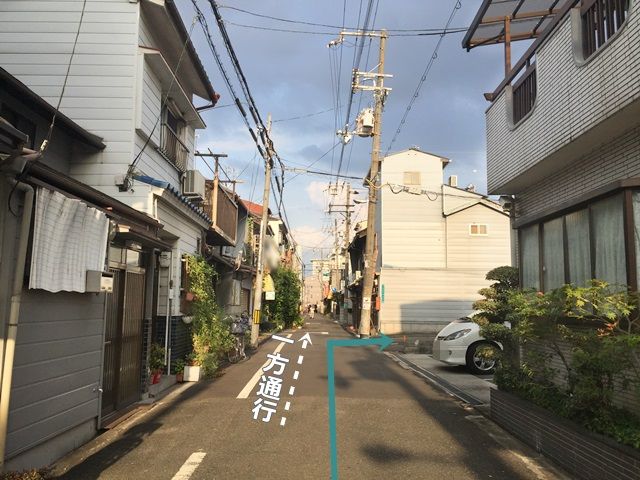 【道順3】直進していただくと「右側」に駐車場があります。ご予約時のスペースに駐車してください。