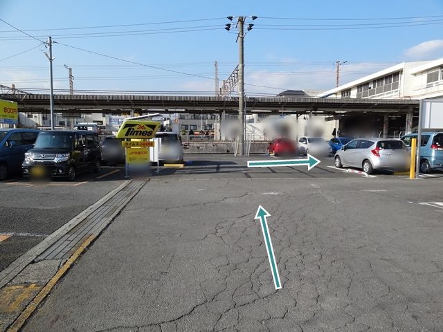 コインパーキングと駐車場を通り抜けると、バイク専用駐車場があります