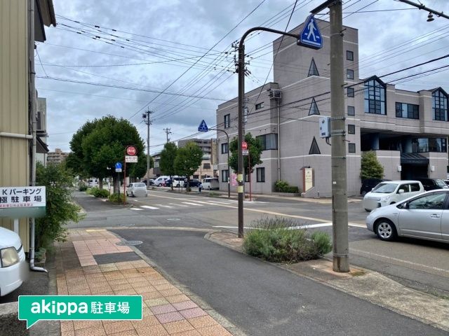 駐車場から見て左前のホーカベレディースクリニックが目印です。