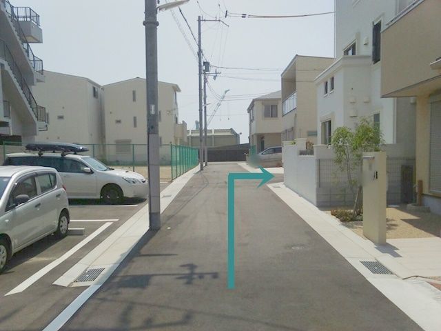 一つ目の角を右に曲がります。