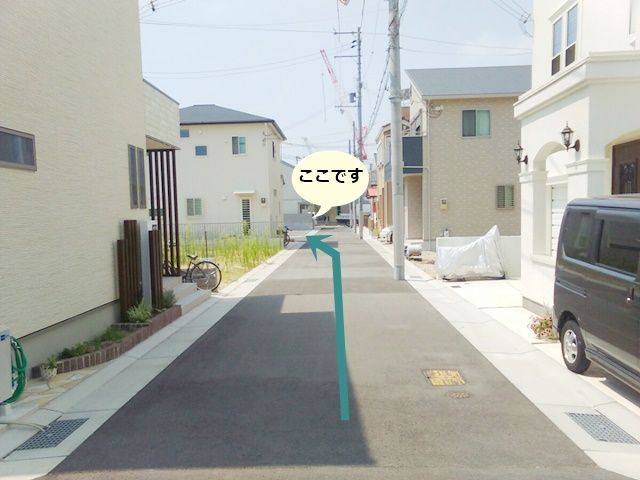 こちら奥左側が駐車場です。