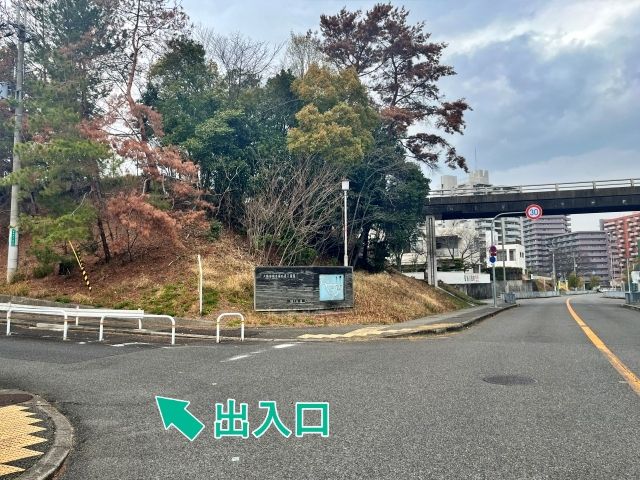 赤坂台3丁 団地駐車場(28号棟付近)の駐車場写真