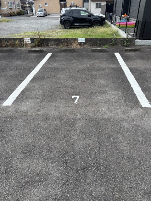 中津留２丁目2-26の駐車場写真