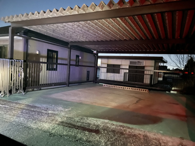 屋根付き駐車場の駐車場写真