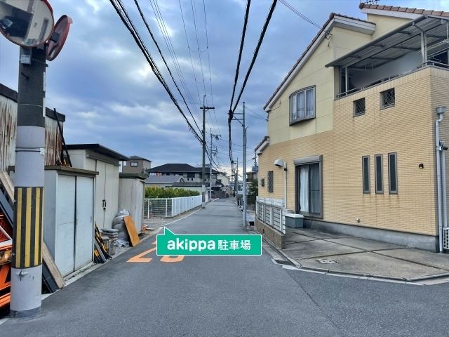 駐車場左側からの進入写真