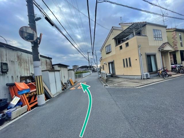 駐車場左側からの進入写真