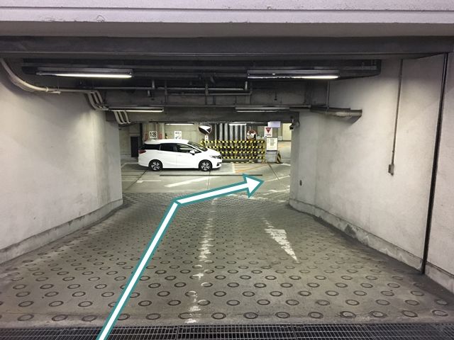 1.入口を下り、右に進みます