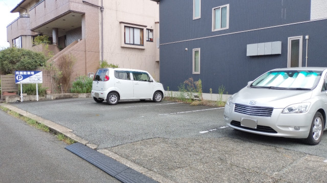 アキッパ塩津町2-16の駐車場写真