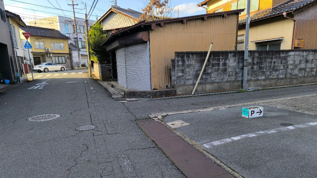 アキッパ塩津町2-16の駐車場写真