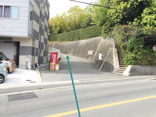 【駐車場までの経路1】入口から坂をあがって進んでください。