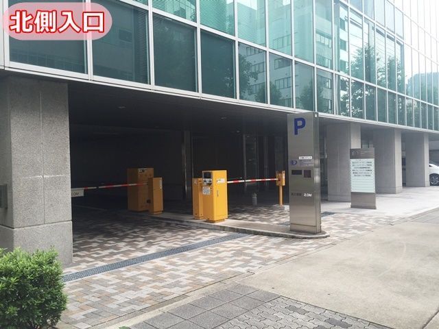 「北側」の駐車場入口の写真です。進入後、機械式駐車場まで直進してください。