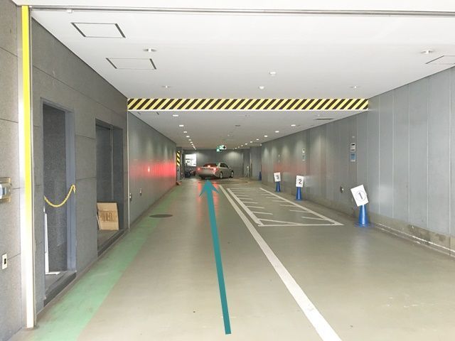 【道順3】左折後直進すると、突き当りにご利用駐車場がございます。