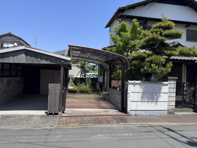 山本野里1丁目73 左と右の車庫の駐車場写真