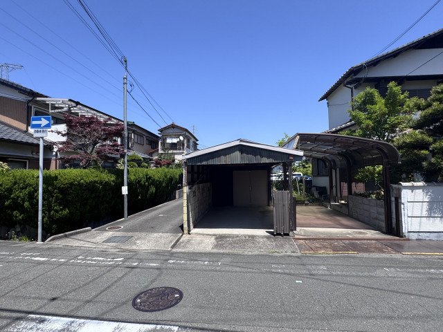 山本野里1丁目73 左と右の車庫の駐車場写真