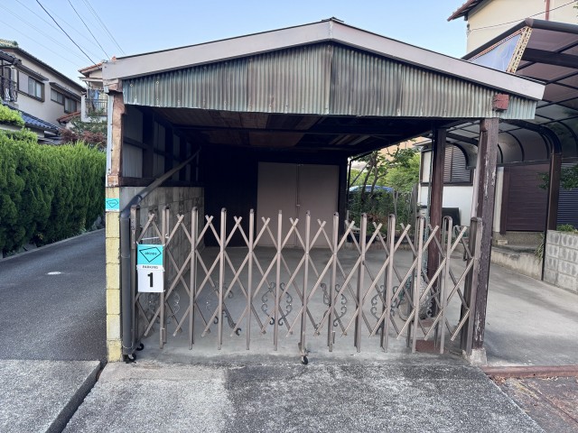 【古池公園・176号線近く】山本野里1丁目屋根付き駐車場①&②の駐車場写真