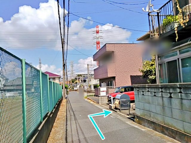 反対方向からの駐車場周辺