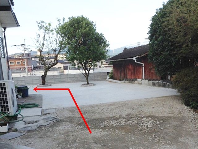 敷地内に入って進み、左側に曲がってください。予約完了後に通知されるスペース写真を参考に駐車してください。