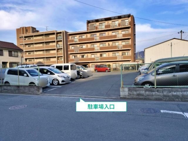 青山ガレージの駐車場写真