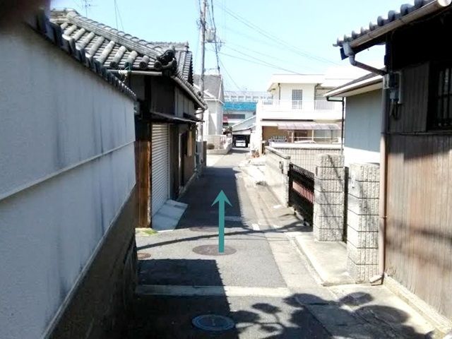 【道順2】進入後、矢印方向に直進してください。